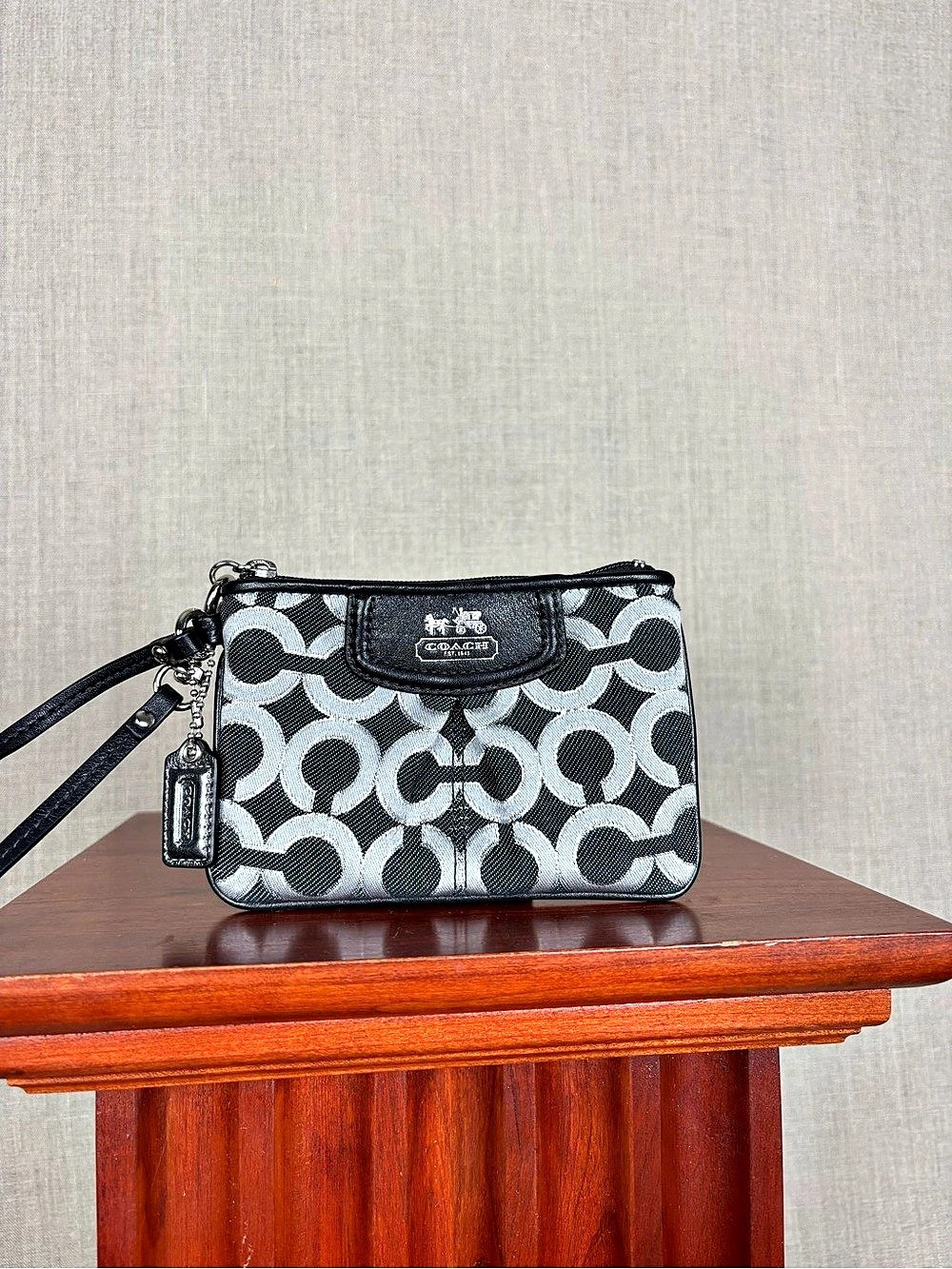 Coach Black Silver Op Art Jacquard Wristlet Leather Trim Zip Pouch Hangtag